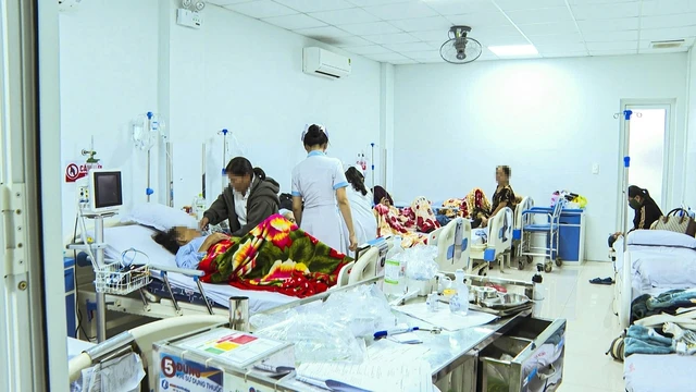 Nhiều người ở Quảng Ngãi bị ngộ độc nghi do ăn bánh mì- Ảnh 1.