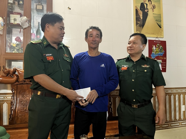 Thuyền trưởng 8 giờ mất tích trên biển: 'Tôi nghĩ về vợ con và cố bơi…’- Ảnh 4.