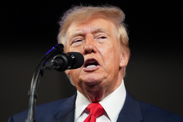 Diễn biến nóng ở sân bay Riyadh, ông Trump nói sẽ có quyết định mới - Ảnh 1.