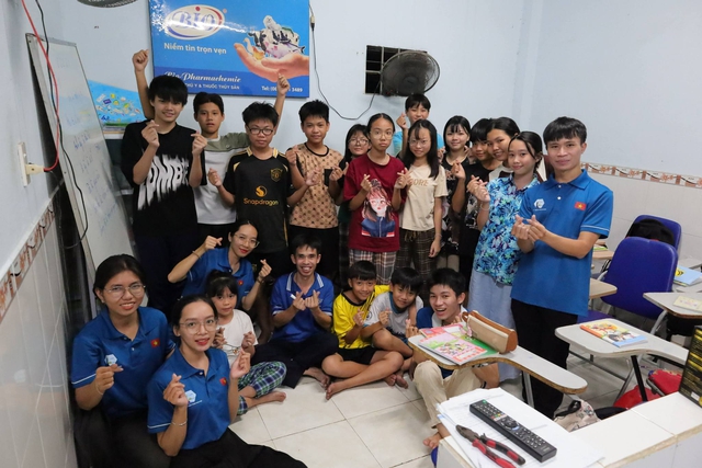 Thầy giáo công nhân và lớp học vui vẻ - Ảnh 1.