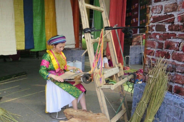 Chị Cầu dệt lanh, đấu tranh v&igrave; b&igrave;nh đẳng giới tr&ecirc;n cao nguy&ecirc;n đ&aacute; - Ảnh 1.