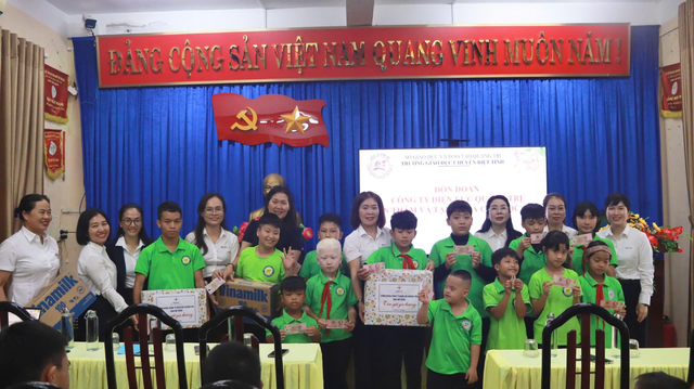 Ban Nữ công PC Quảng Trị trao học bổng cho học sinh khuyết tật - Ảnh 2.