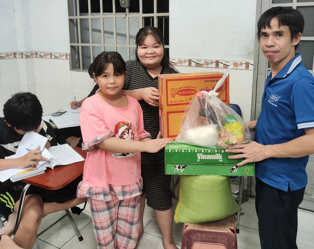 Thầy giáo công nhân và lớp học vui vẻ - Ảnh 2.