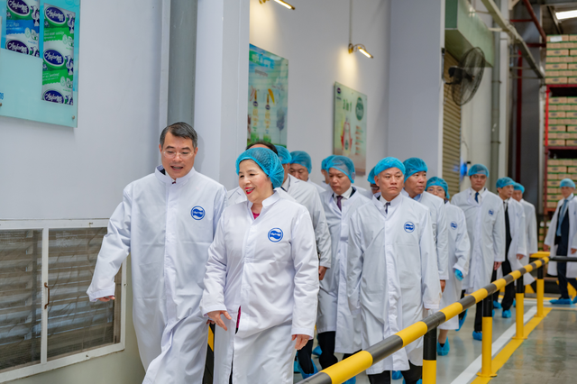 Thủ tướng chính phủ Lê Minh Hưng thăm nhà máy Angkormilk của Vinamilk tại Campuchia - Ảnh 2.