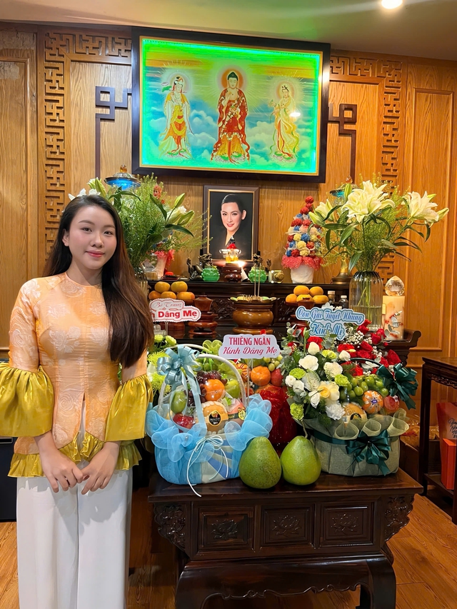 Con gái nuôi xinh đẹp, vừa đi hát vừa bán xôi của cố nghệ sĩ Phi Nhung - Ảnh 1.