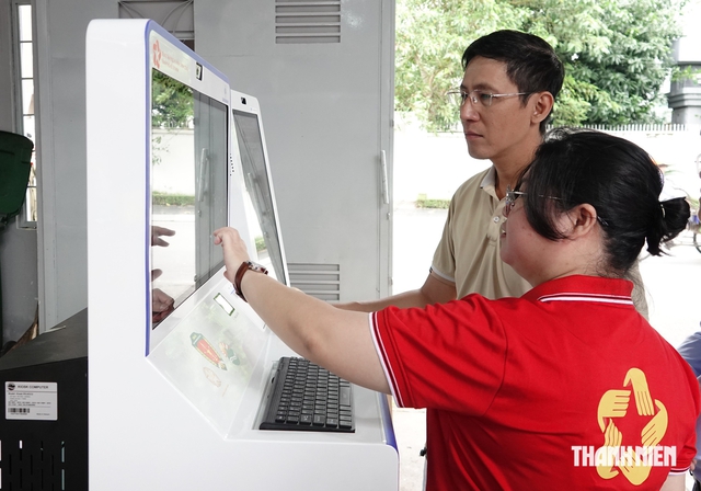 Phường Phú Nhuận đưa tổ công nghệ xuống khu phố, mỗi buổi giúp dân một việc- Ảnh 4.