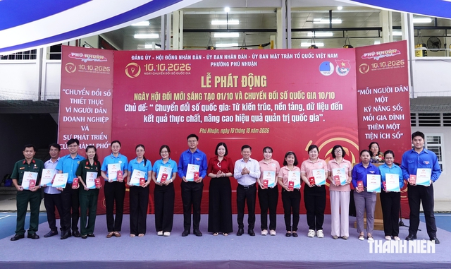 Phường Phú Nhuận đưa tổ công nghệ xuống khu phố, mỗi buổi giúp dân một việc- Ảnh 2.