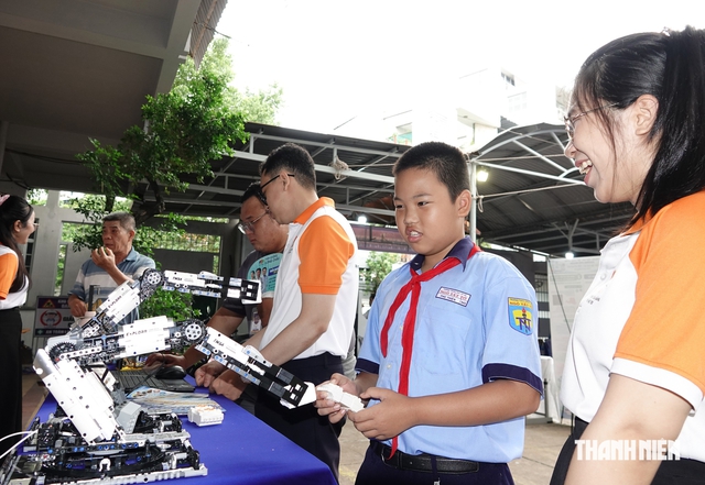 Phường Phú Nhuận đưa tổ công nghệ xuống khu phố, mỗi buổi giúp dân một việc- Ảnh 3.