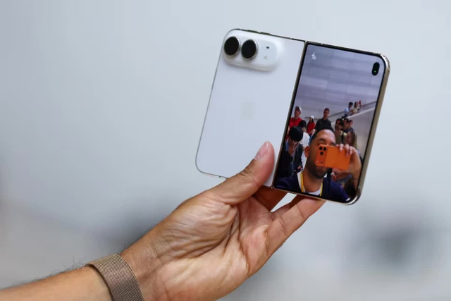iPhone Duo đối mặt loạt đối thủ Android có pin lớn, camera tốt hơn  - Ảnh 1.