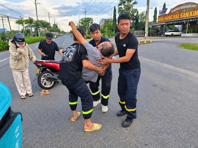 Cảnh s&aacute;t PCCC C&ocirc;ng an TP.HCM kịp thời cứu người bị tai nạn giao th&ocirc;ng- Ảnh 1.