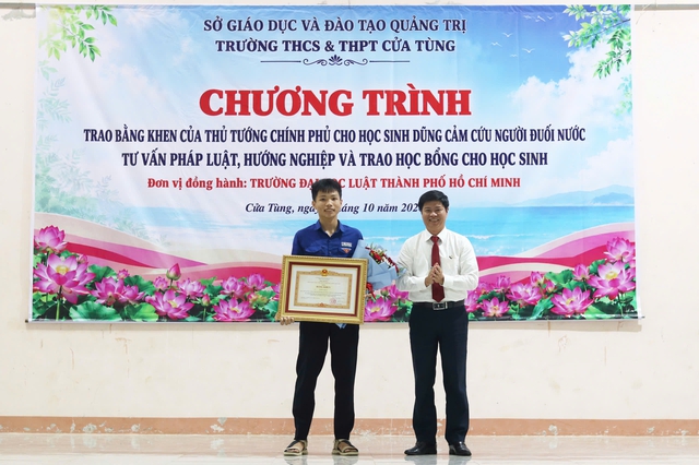 Cứu em nhỏ bị sóng cuốn, nam sinh Quảng Trị được Thủ tướng tặng bằng khen- Ảnh 1.