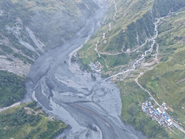 Dòng lũ bùn ập tới bất ngờ cuốn phăng nhà cửa, cầu đường ở Nepal- Ảnh 1.