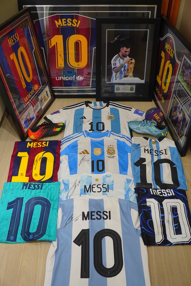Ch&agrave;ng trai g&acirc;y cho&aacute;ng khi chi gần 3 tỉ đồng sở hữu c&aacute;c vật phẩm của Messi - Ảnh 2.