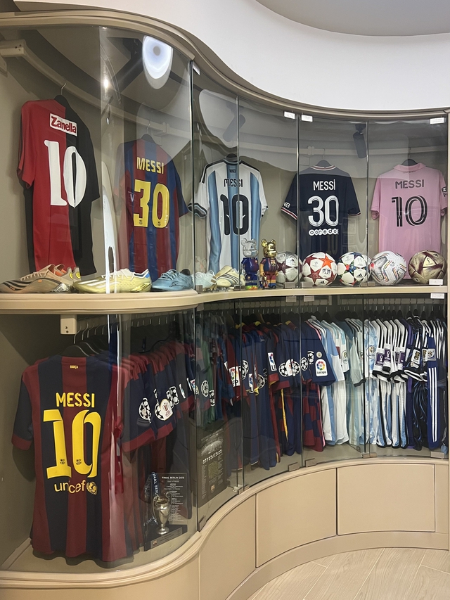 Ch&agrave;ng trai g&acirc;y cho&aacute;ng khi chi gần 3 tỉ đồng sở hữu c&aacute;c vật phẩm của Messi - Ảnh 4.