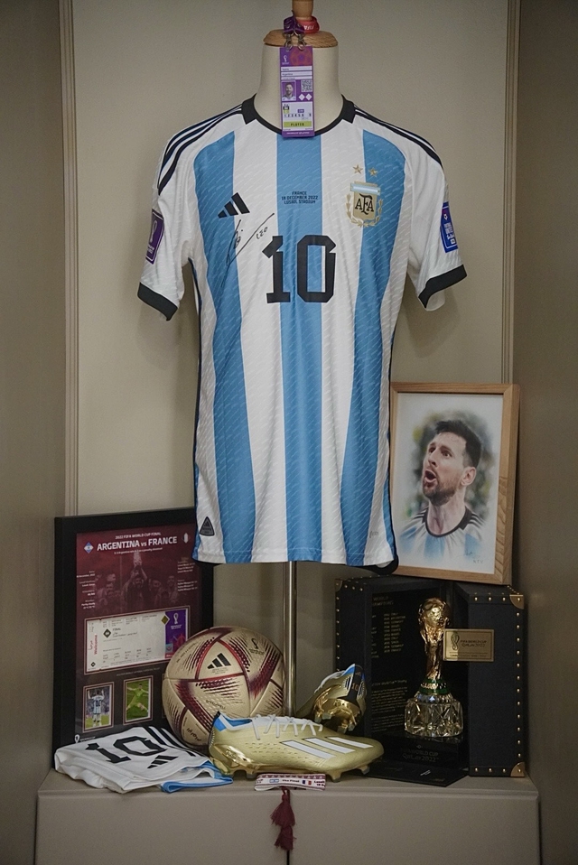 Ch&agrave;ng trai g&acirc;y cho&aacute;ng khi chi gần 3 tỉ đồng sở hữu c&aacute;c vật phẩm của Messi - Ảnh 5.