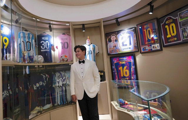 Ch&agrave;ng trai g&acirc;y cho&aacute;ng khi chi gần 3 tỉ đồng sở hữu c&aacute;c vật phẩm của Messi - Ảnh 1.
