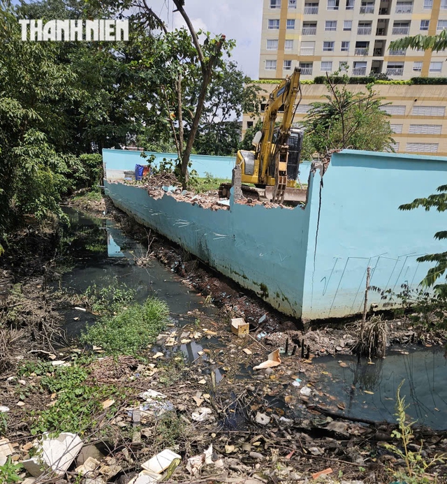 Huy động m&aacute;y m&oacute;c th&aacute;o dỡ tường r&agrave;o x&acirc;y kh&ocirc;ng ph&eacute;p ven rạch &Ocirc;ng D&iacute; - Ảnh 1.