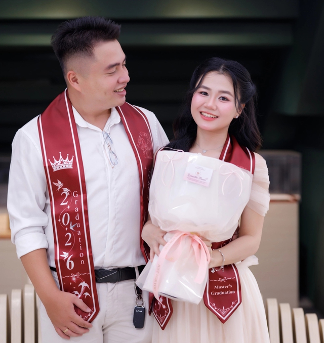 Cả gia đ&igrave;nh c&ugrave;ng l&ecirc;n s&acirc;n khấu nhận bằng thạc sĩ, nh&acirc;n vật nh&iacute; g&acirc;y ch&uacute; &yacute; - Ảnh 2.