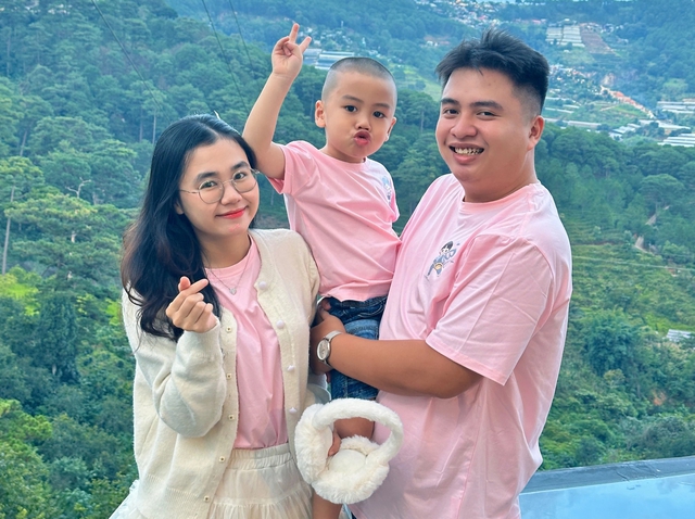 Cả gia đ&igrave;nh c&ugrave;ng l&ecirc;n s&acirc;n khấu nhận bằng thạc sĩ, nh&acirc;n vật nh&iacute; g&acirc;y ch&uacute; &yacute; - Ảnh 6.