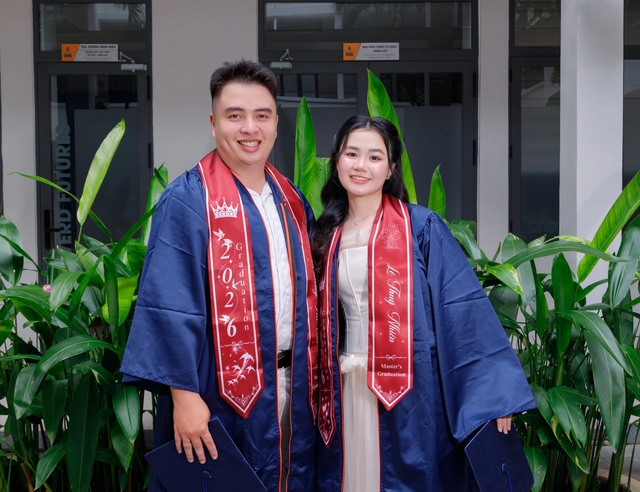 Cả gia đ&igrave;nh c&ugrave;ng l&ecirc;n s&acirc;n khấu nhận bằng thạc sĩ, nh&acirc;n vật nh&iacute; g&acirc;y ch&uacute; &yacute; - Ảnh 5.