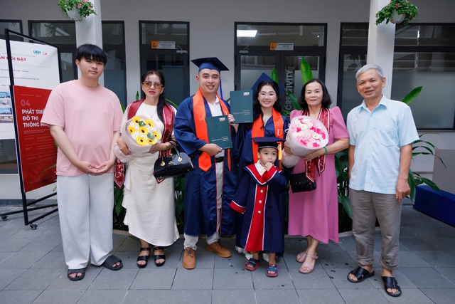 Cả gia đ&igrave;nh c&ugrave;ng l&ecirc;n s&acirc;n khấu nhận bằng thạc sĩ, nh&acirc;n vật nh&iacute; g&acirc;y ch&uacute; &yacute; - Ảnh 4.