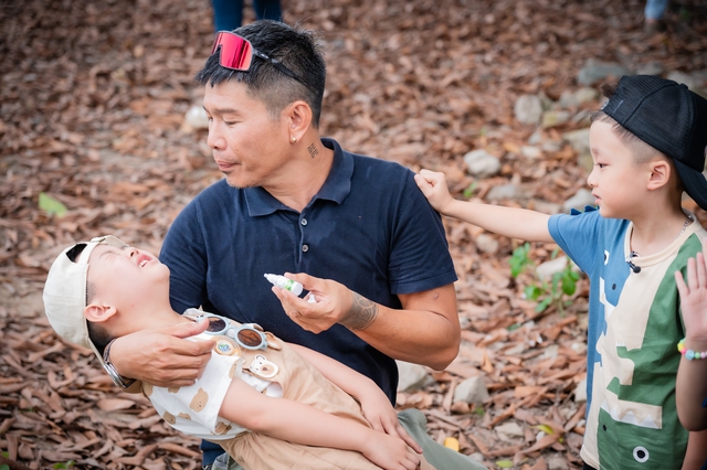 Mưa gió quật đổ sân khấu 'Bố ơi mình đi đâu thế?' và những chuyện hậu trường - Ảnh 3.