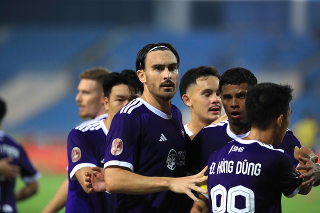 Bảng xếp hạng V-League mới nhất: Hà Nội vẫn đứng sát đáy sau HAGL, SLNA ngoạn mục leo lên tốp 3 - Ảnh 1.