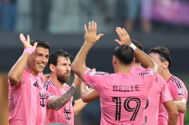 Messi lập c&uacute; đ&uacute;p, gi&uacute;p Inter Miami chiến thắng ngoạn mục: Cuộc đua v&ocirc; địch MLS c&agrave;ng th&ecirc;m n&oacute;ng- Ảnh 1.