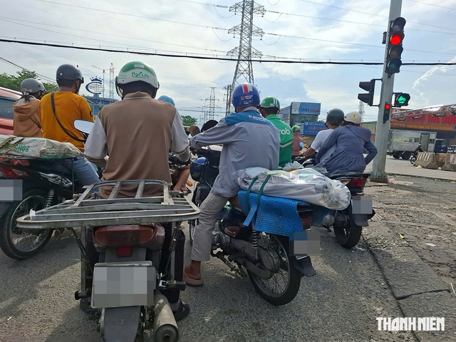 Vô tư chạy xe trên vỉa hè- Ảnh 1.