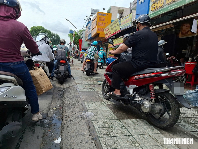 Vô tư chạy xe trên vỉa hè- Ảnh 2.