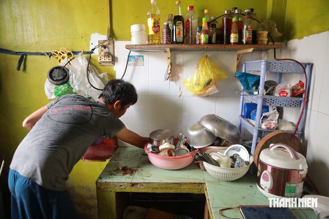 Sống chung với ngập ở TP.HCM: Phòng trọ ngập nước, ‘cuốn trôi’ 2 tháng lương công nhân - Ảnh 8.