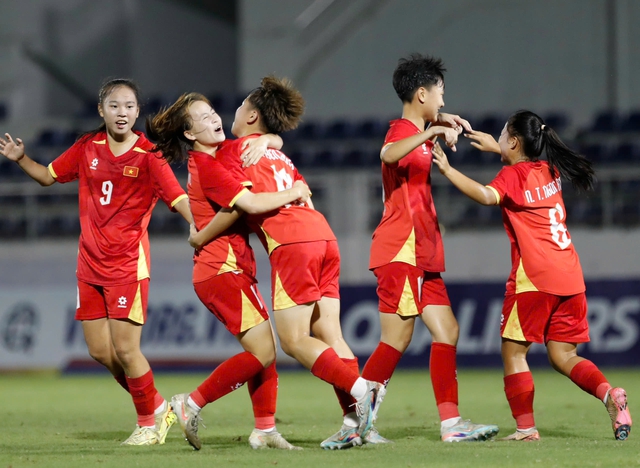 U.17 nữ Việt Nam hiên ngang giành vé VCK châu Á sau 3 trận toàn thắng: Đánh bại Kyrgyzstan, VFF thưởng 900 triệu- Ảnh 1.