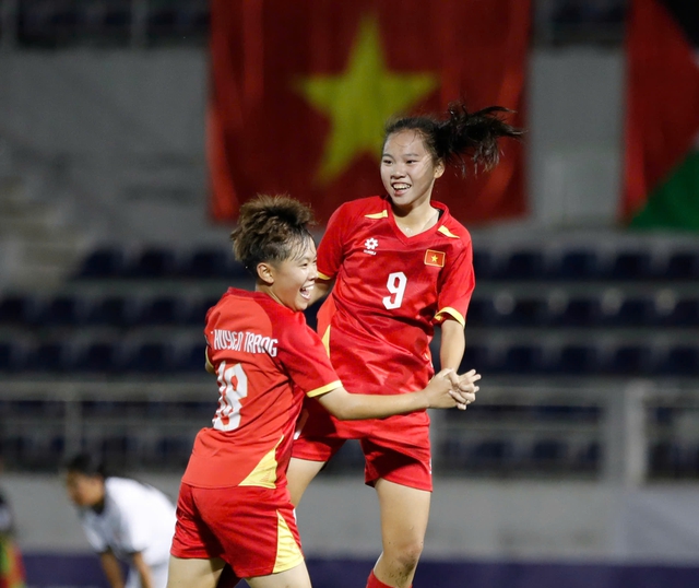 U.17 nữ Việt Nam hiên ngang giành vé VCK châu Á sau 3 trận toàn thắng: Đánh bại Kyrgyzstan, VFF thưởng 900 triệu- Ảnh 2.