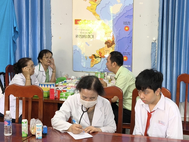 N&acirc;ng bước v&agrave;o đời cho c&aacute;c em - Ảnh 4.