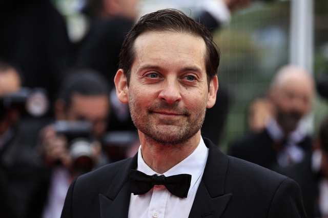 Vừa ly hôn, 'Người Nhện' Tobey Maguire làm chủ hôn cho đám cưới của vợ cũ - Ảnh 1.