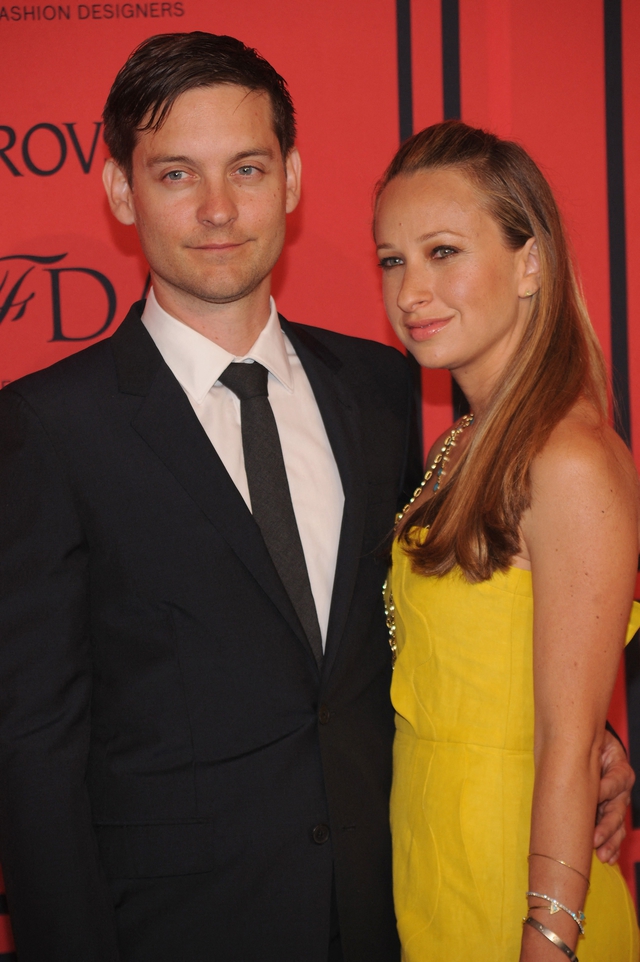 Vừa ly hôn, 'Người Nhện' Tobey Maguire làm chủ hôn cho đám cưới của vợ cũ - Ảnh 2.