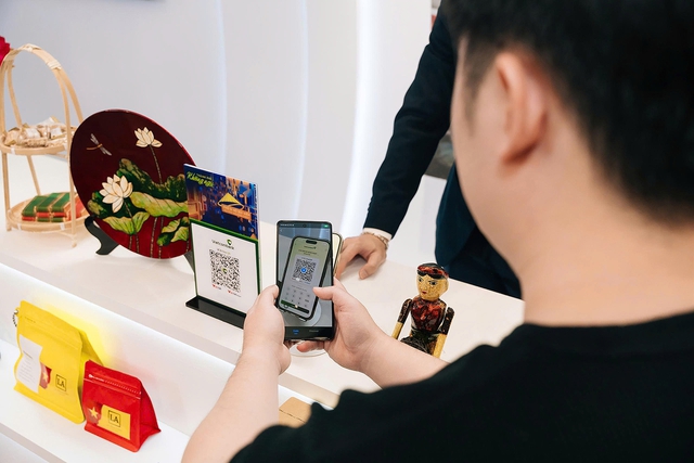Vietcombank: Từ chiếc thẻ đầu tiên đến QR không biên giới, trả tiền mọi nơi như ở nhà- Ảnh 2.