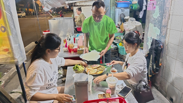 Quán bánh xèo gần 60 năm giữ lửa ở Quy Nhơn - Ảnh 5.