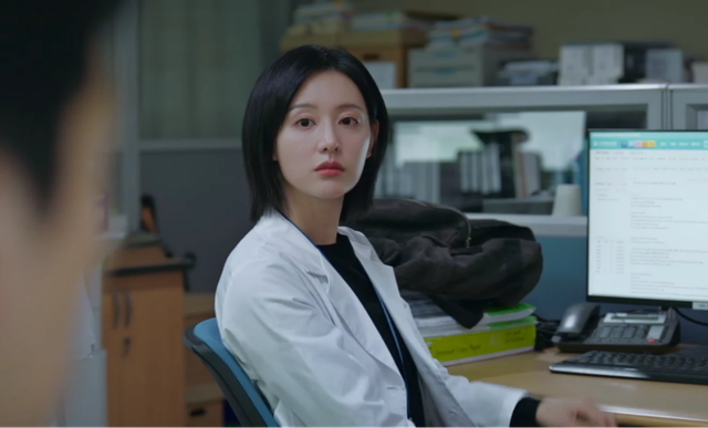 L&yacute; do phim mới của 'nữ thần' Kim Ji Won vừa l&ecirc;n s&oacute;ng đ&atilde; g&acirc;y sốt - Ảnh 2.