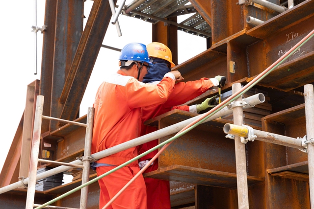 'L&aacute; dừa nước' 1.400 tấn bắc qua s&ocirc;ng S&agrave;i G&ograve;n ch&iacute;nh thức chốt ng&agrave;y hợp long - Ảnh 3.