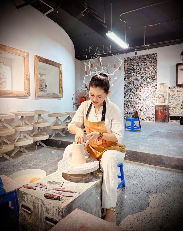 Nghệ nhân thời đại mới giữa làng gốm Bát Tràng
- Ảnh 1.