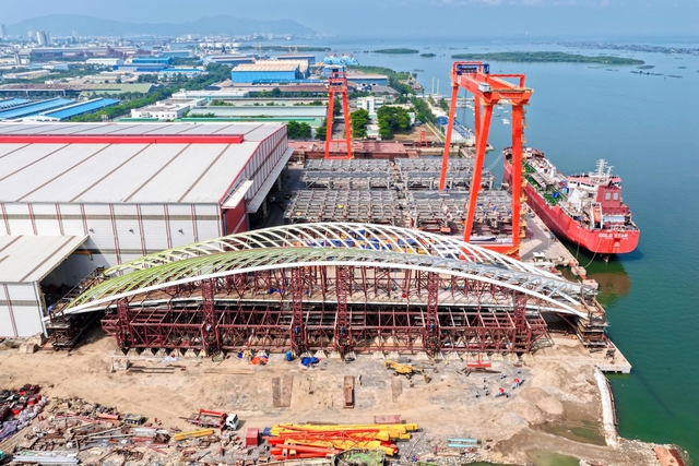 'L&aacute; dừa nước' 1.400 tấn bắc qua s&ocirc;ng S&agrave;i G&ograve;n ch&iacute;nh thức chốt ng&agrave;y hợp long - Ảnh 1.