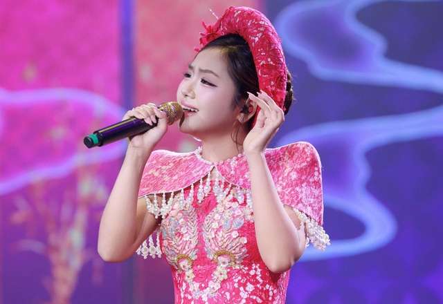Kh&aacute;nh An g&acirc;y ch&uacute; &yacute; ở 'Sao Mai', khẳng định 'kh&ocirc;ng từ bỏ bolero' - Ảnh 1.