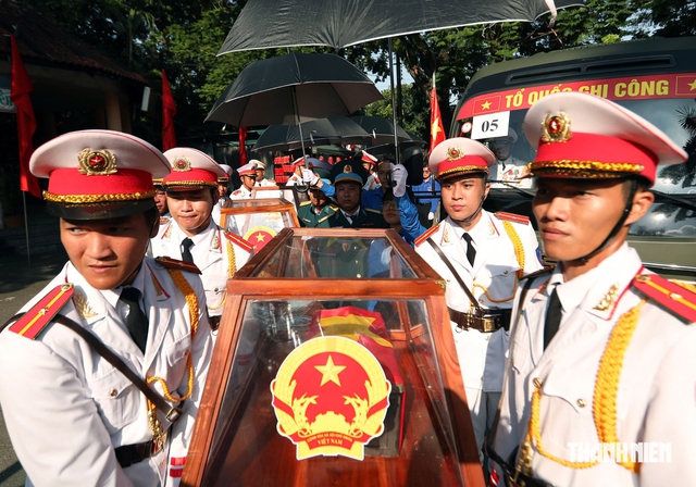 Trực tiếp lễ viếng, truy điệu h&agrave;i cốt liệt sĩ quy tập tại c&ocirc;ng vi&ecirc;n L&ecirc; Thị Ri&ecirc;ng - Ảnh 1.