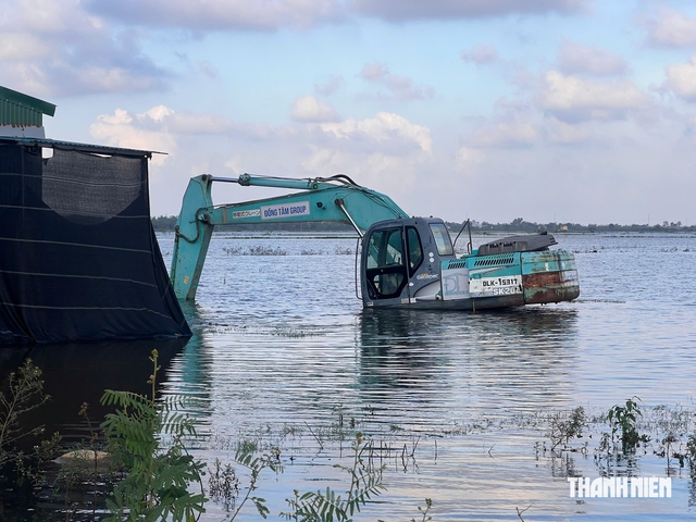 Xe cơ giới thi công đường nghìn tỉ ở Huế bị 'bỏ quên' trên cánh đồng nước- Ảnh 2.