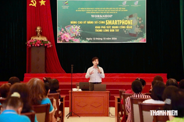 Hướng dẫn phụ nữ TP.HCM khai thác smartphone và AI vào đời sống- Ảnh 2.