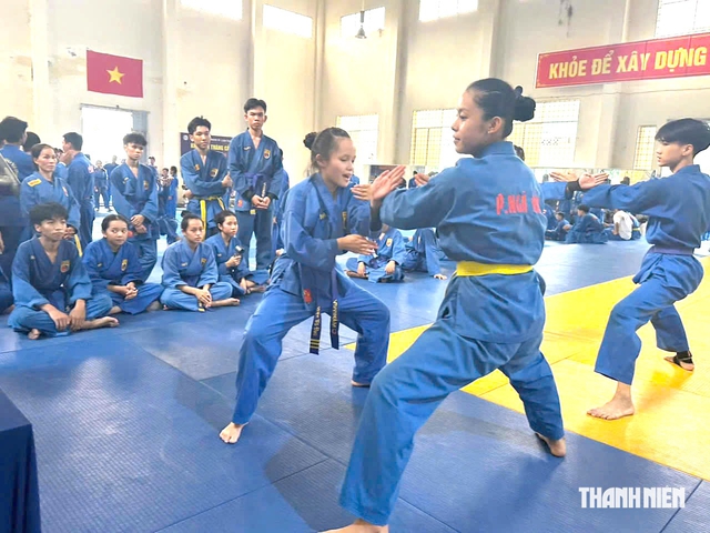 Nữ sinh 12 tuổi học v&otilde; bằng c&aacute;ch nghe v&agrave; cảm nhận - Ảnh 1.