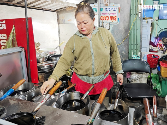 Quán bánh xèo gần 60 năm giữ lửa ở Quy Nhơn - Ảnh 1.