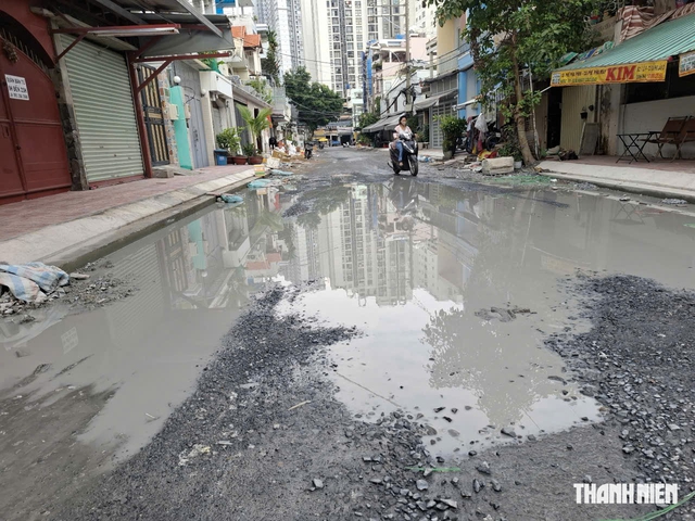 Thi c&ocirc;ng qu&aacute; l&acirc;u, người d&acirc;n đi lại kh&oacute; khăn - Ảnh 1.