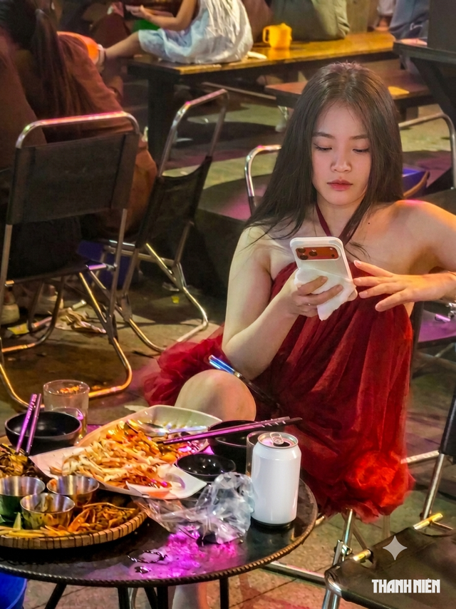 'Phố Tây' Huế về đêm: Có gì vui mà tây, ta kéo nhau đến nườm nượp?- Ảnh 3.